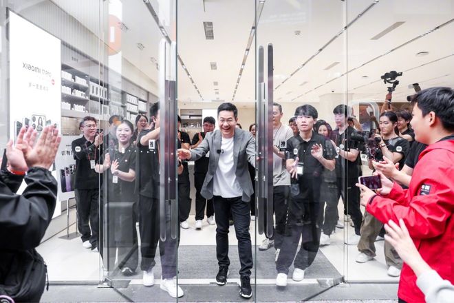 发机器人项目;国内发布「脑机接口标准」 极客早知道小米17开售5分钟破国产机销售纪录;Meta 研(图9) 发机器人项目;国内发布「脑机接口标准」 极客早知道小米17开售5分钟破国产机销售纪录;Meta 研(图9)